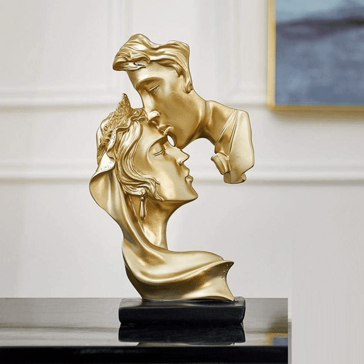 Escultura Romantica De Amor Pareja Beso De Resina Dorado - Fliperex