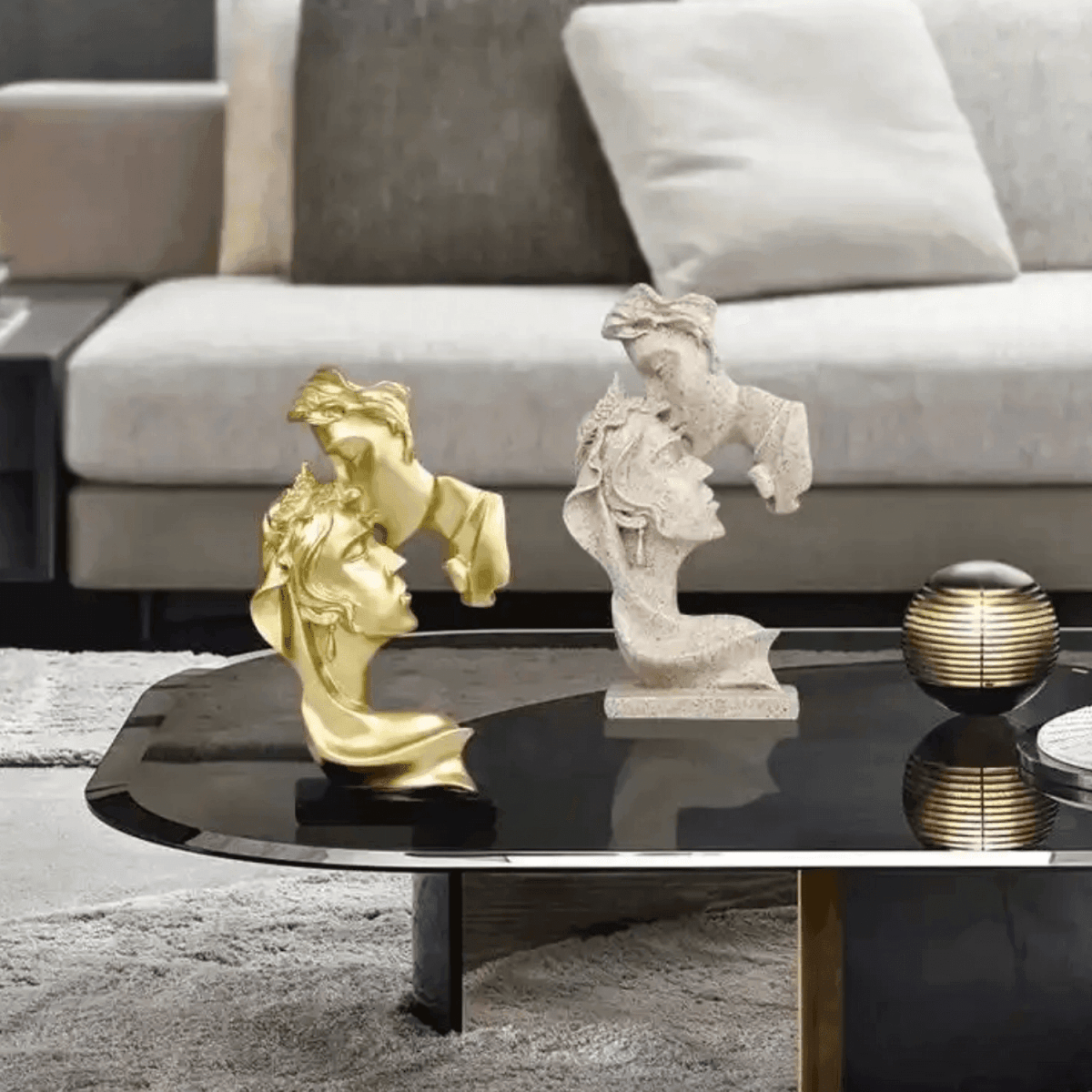 Escultura Romantica De Amor Pareja Beso De Resina Dorado - Fliperex