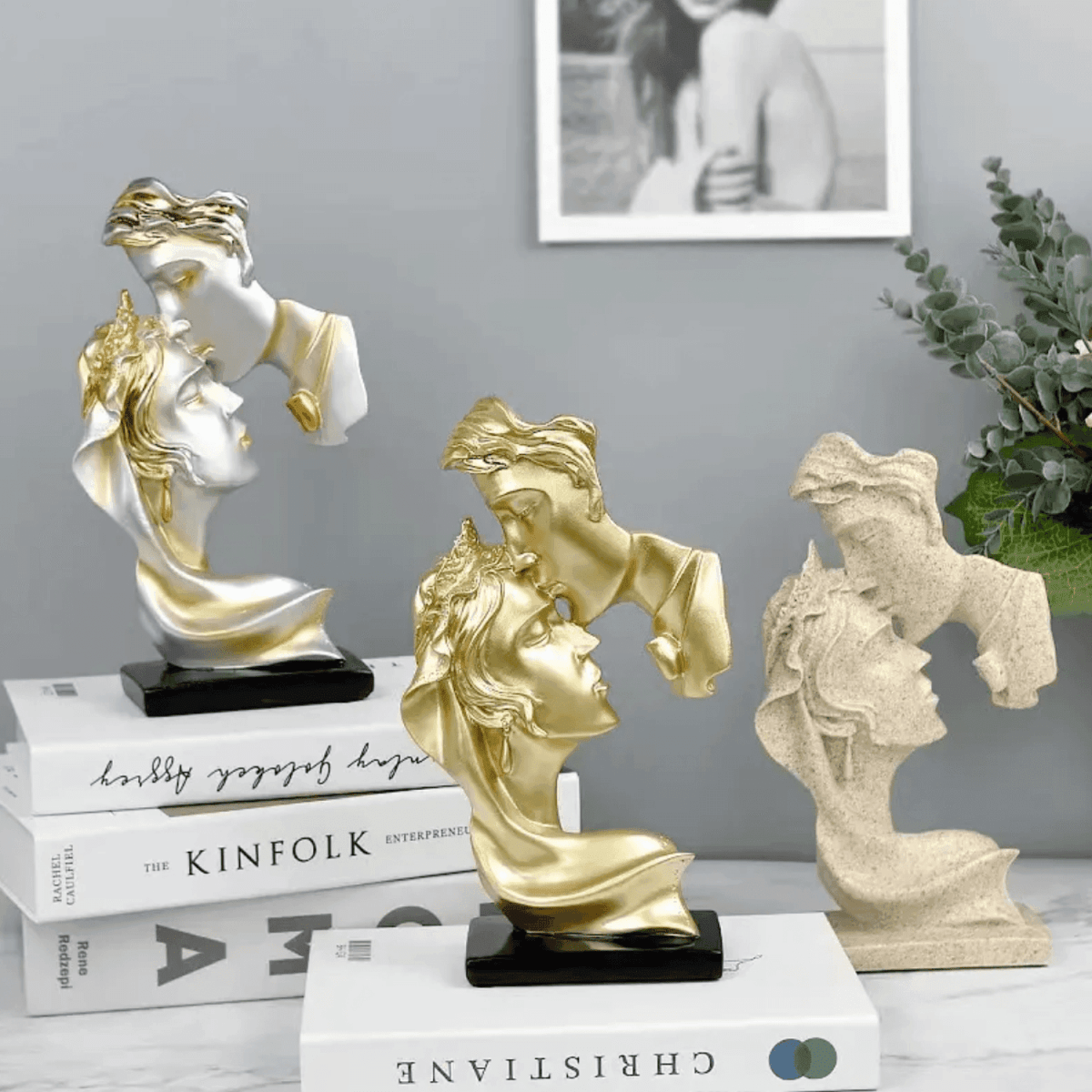 Escultura Romantica De Amor Pareja Beso De Resina Dorado - Fliperex