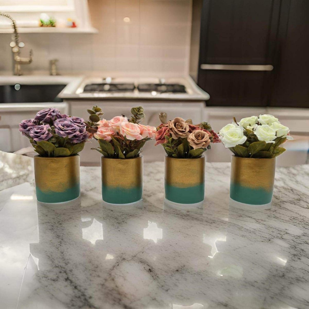 Planta Artificial Macetero Dorado Con Rosas Decorativas - Fliperex